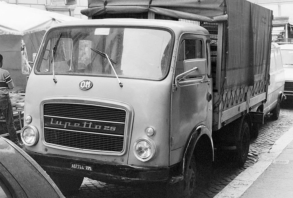 Foto storica del camion "Lupetto"